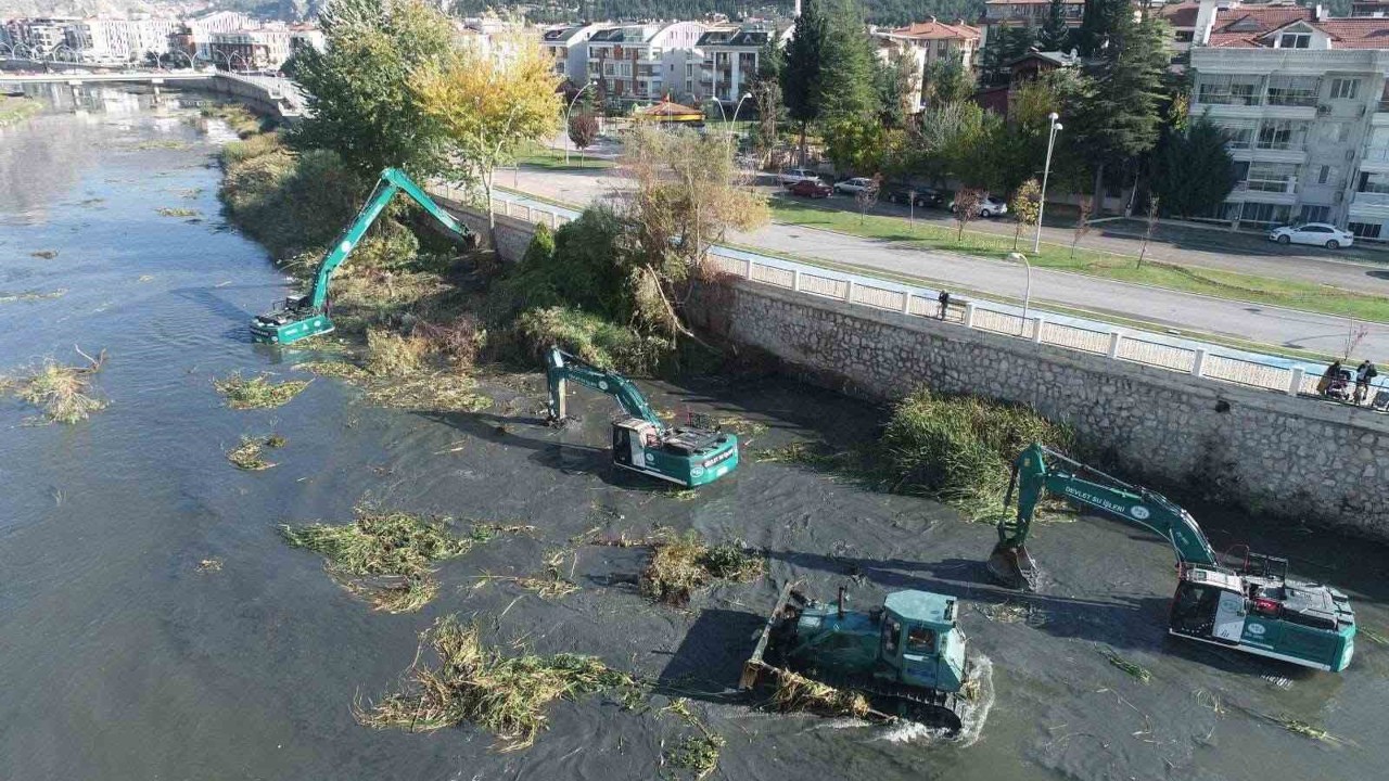 Yeşilırmak Nehri’nde 6 iş makinesiyle temizlik çalışması
