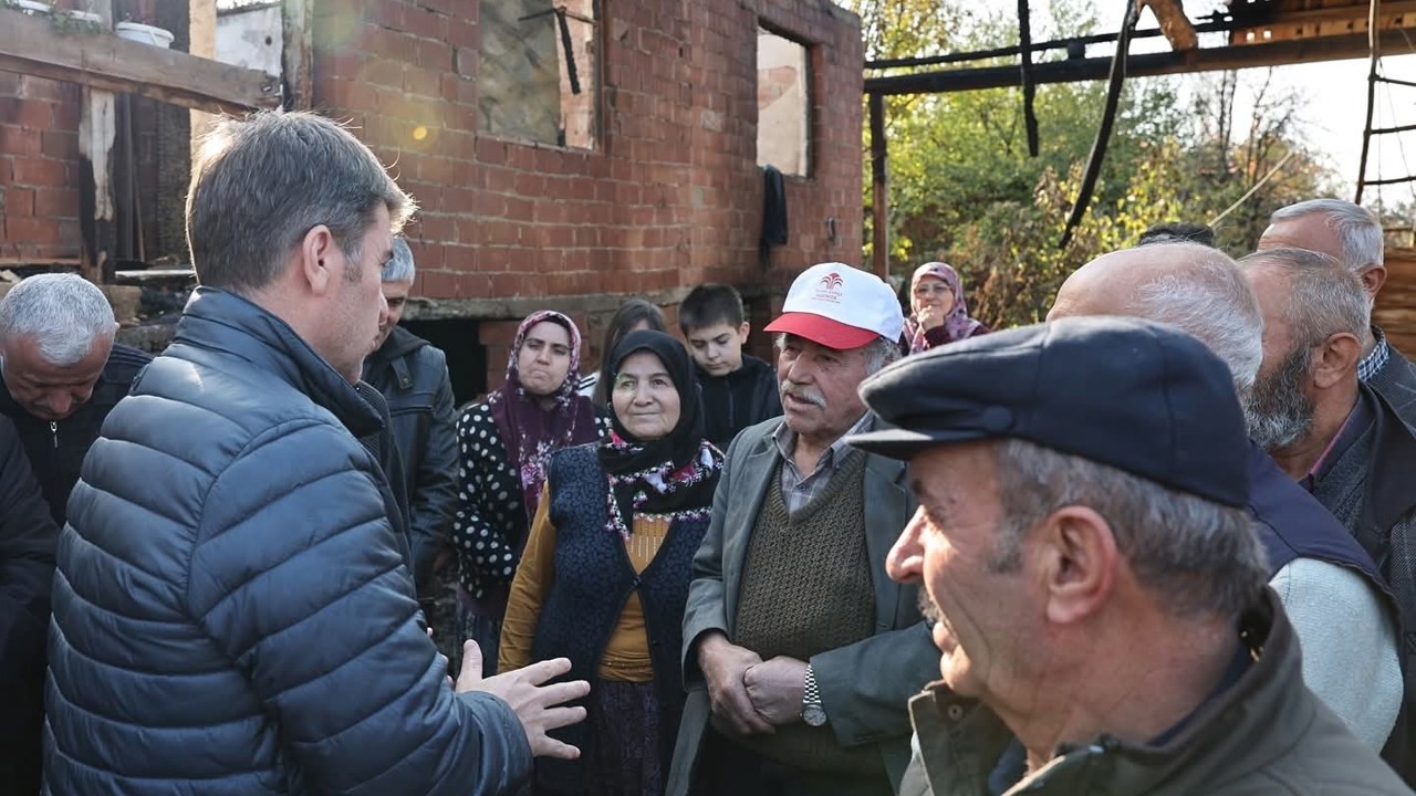 Vali Bakan açıkladı: Yaşlı çiftin yanan evleri el birliğiyle yeniden inşa edilecek
