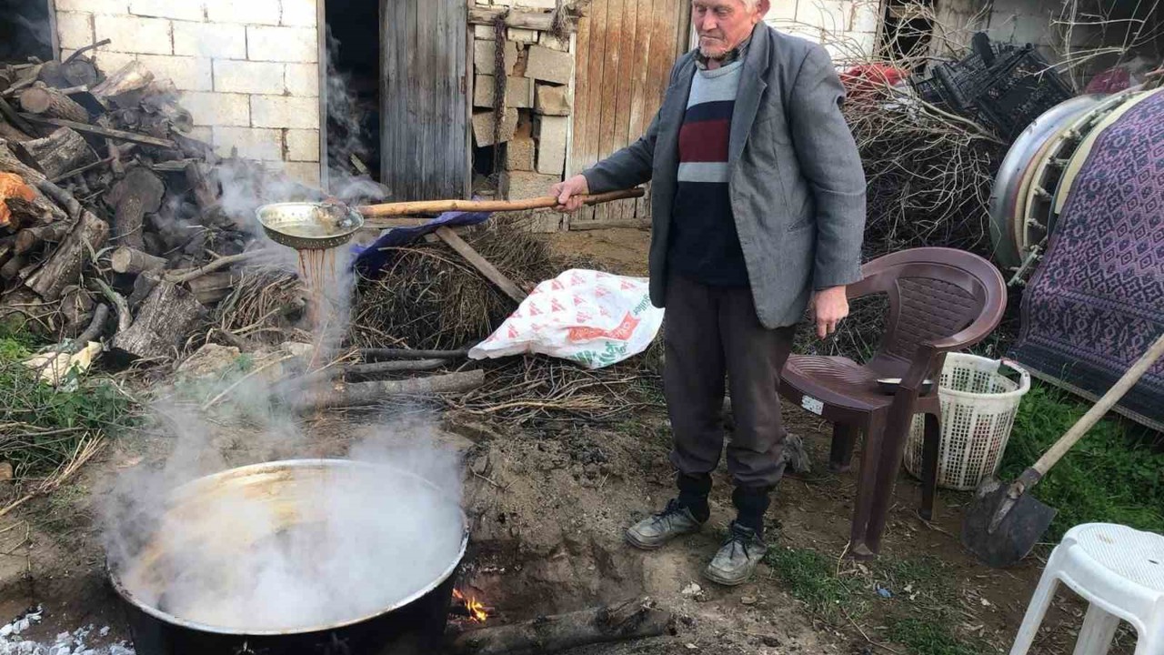Sarıgöl’de pekmez yapımına hız verildi
