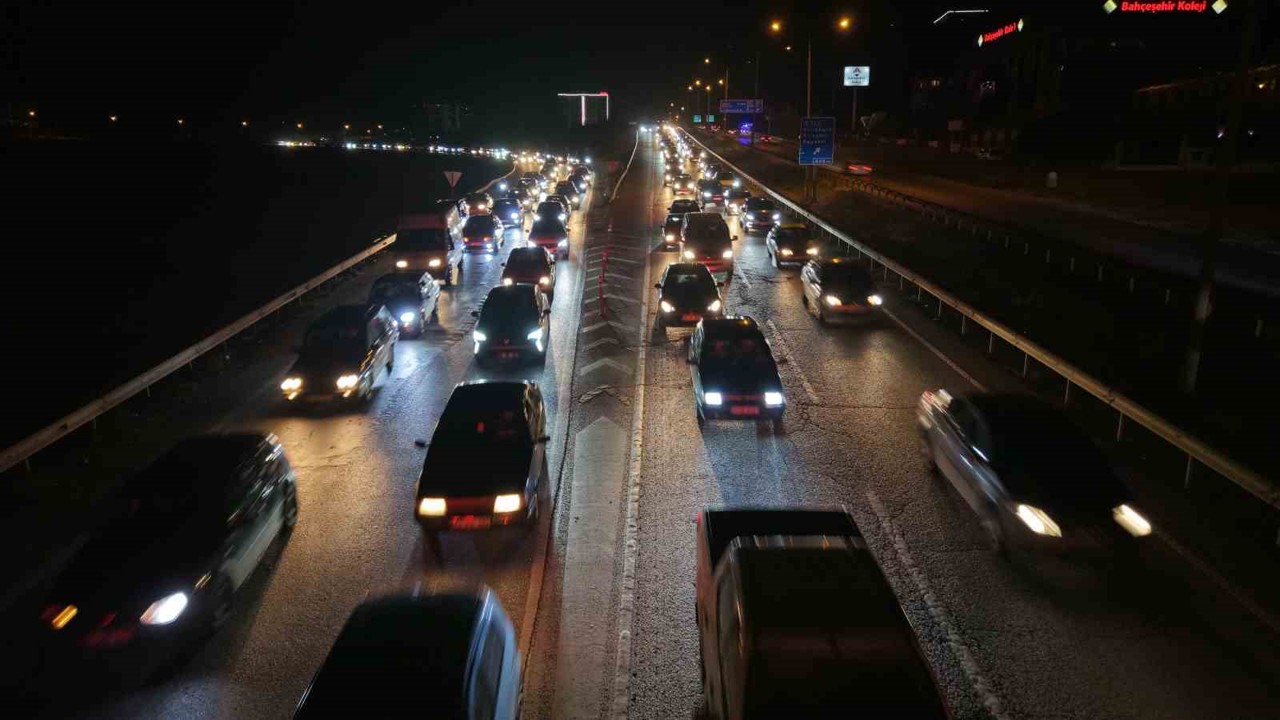 Ara tatil bitti, tatilcilerin dönüş yolculuğu başladı: 43 ilin geçiş noktasında trafik yoğunluğu arttı
