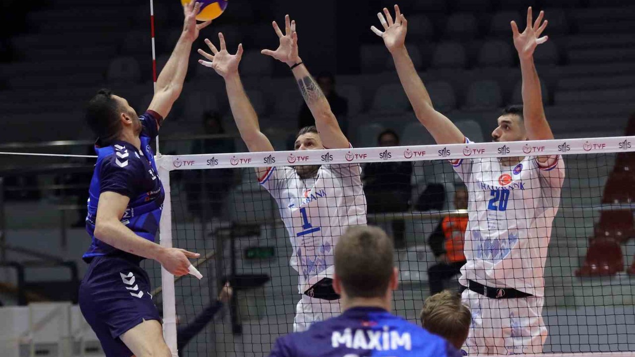 Efeler Ligi: Altekma: 2 - Halkbank: 3

