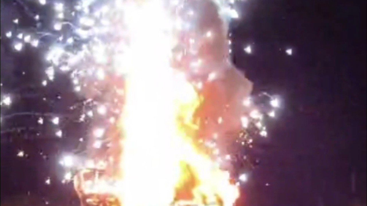 Hilvan’da alev alan otomobil bomba gibi patladı
