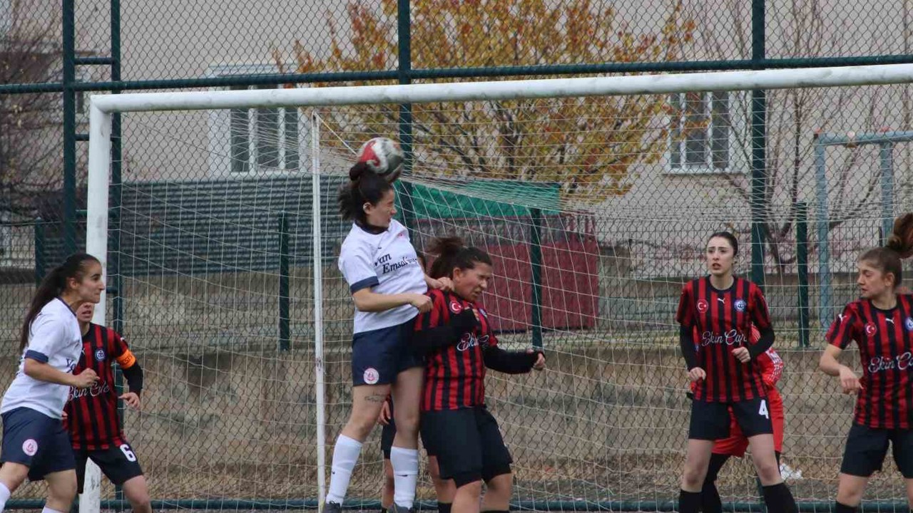 Ağrı Kadın Futbol Takımı, Erzincan’ı 5-0 mağlup etti
