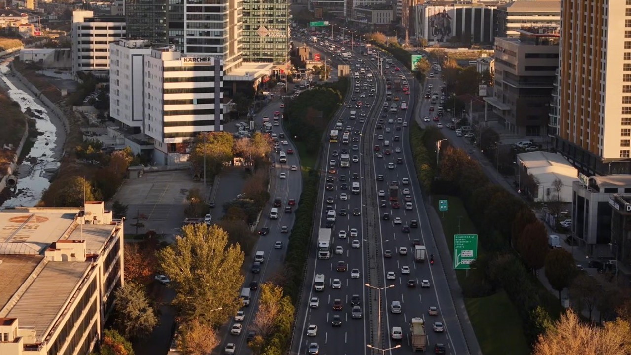 Ara tatilin bitmesiyle İstanbul’da trafik yoğunluğu yüzde 80’e ulaştı
