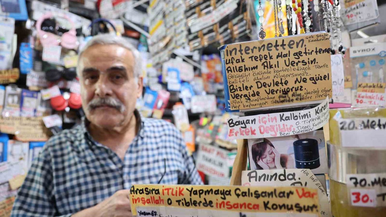 Adana’da 44 yıllık esnafın hayat dersi yazıları dikkat çekiyor
