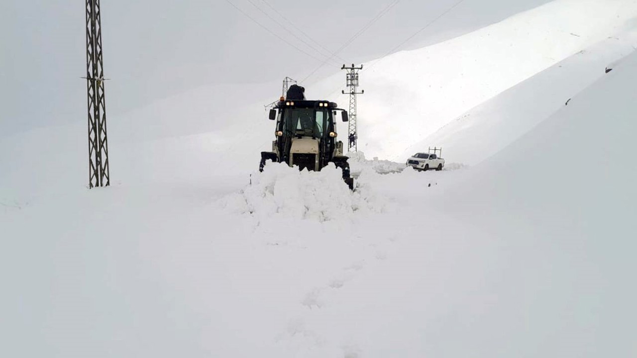Hakkari’de kardan kapanan 9 köy ve 21 mezra yolu ulaşıma açıldı
