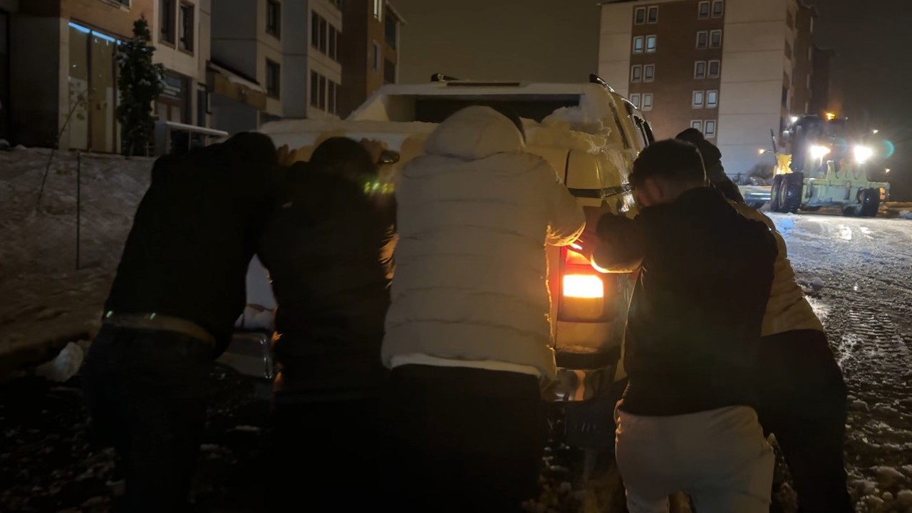 Yüksekova’da yollar piste döndü: Sürücülerin yokuşla imtihanı kameraya yansıdı
