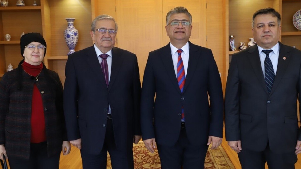 Emekli Müdür Ahmet Urfalı eserlerini Rektör Kızıltoprak’a takdim etti
