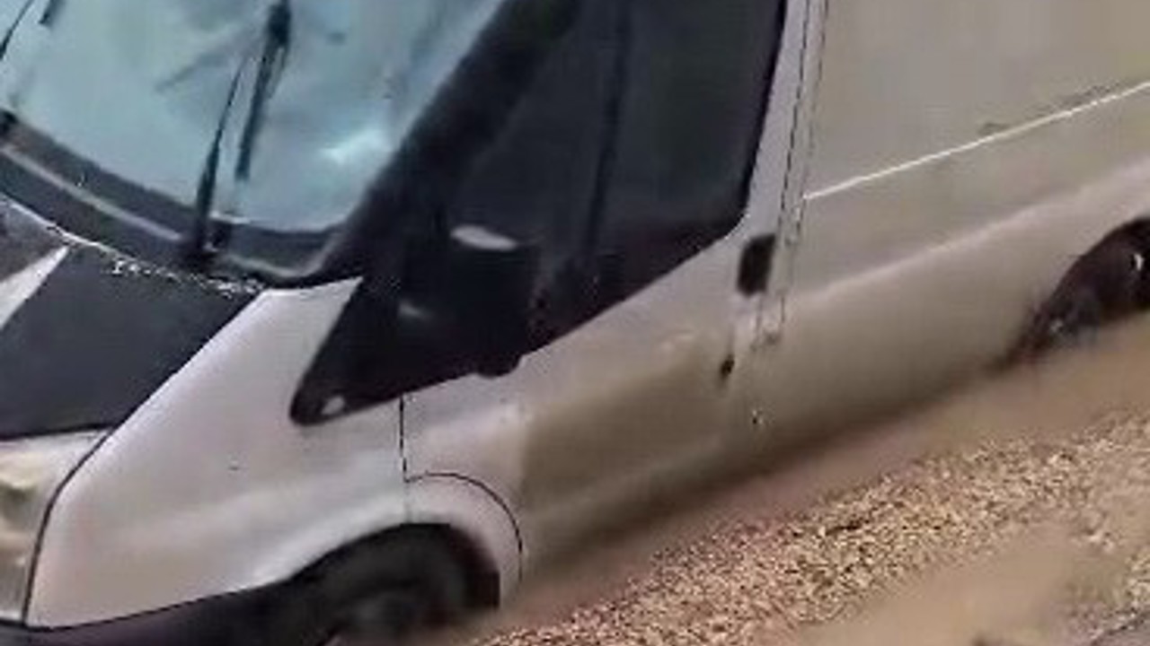 Minibüs çöken yolda mahsur kaldı
