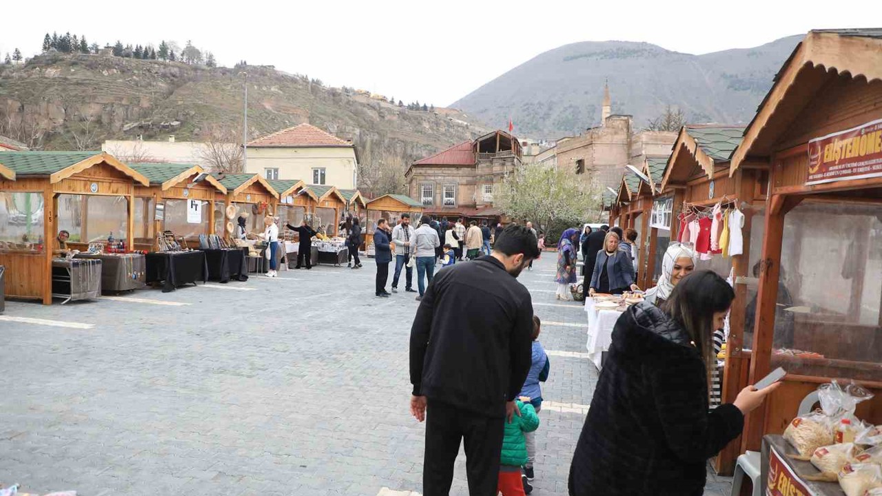 Maharetli Eller Pazarı Kasım’da yine dolup taştı
