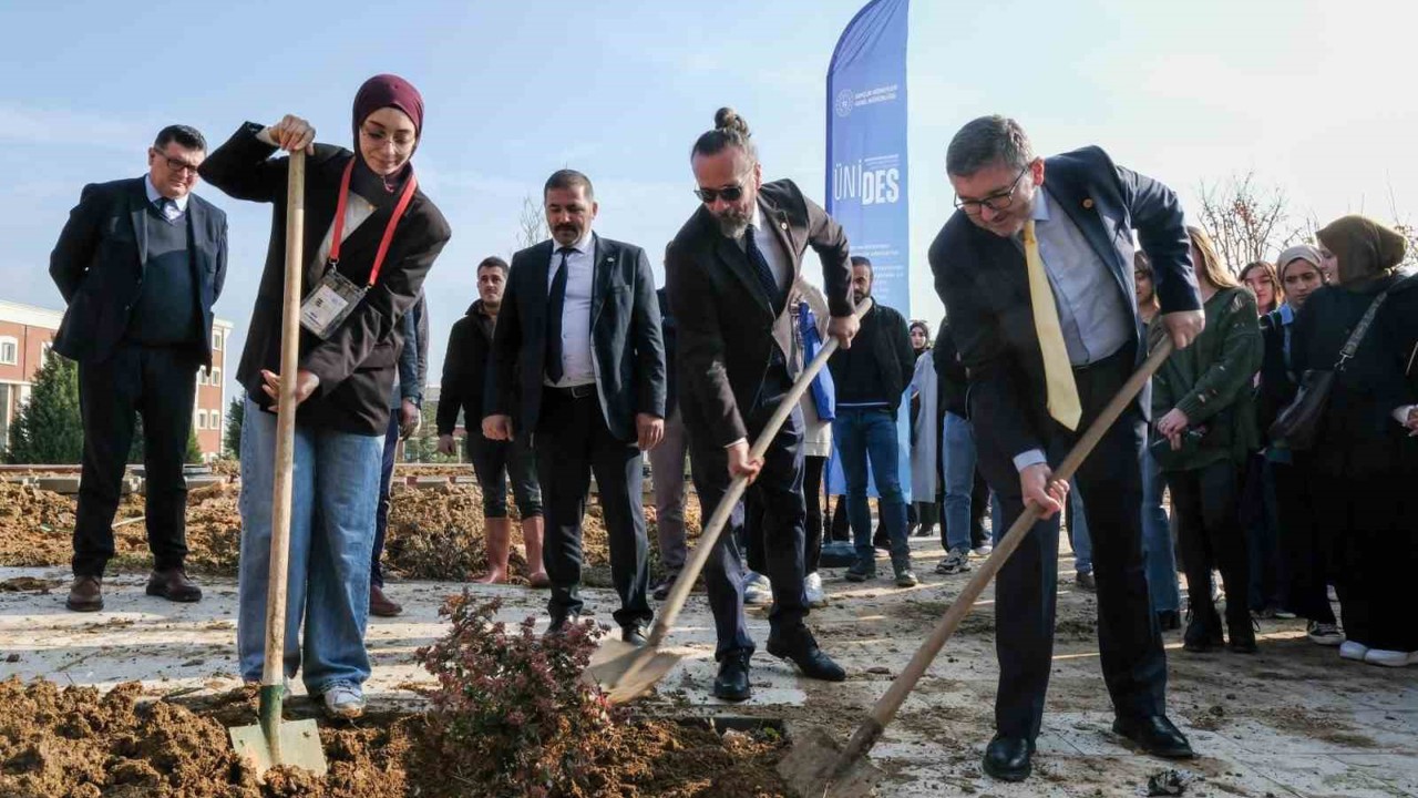 BŞEÜ’de kampüse yeni fidanlar dikildi
