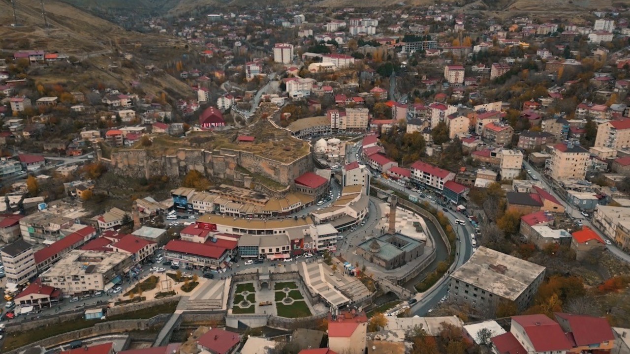 Bitlis’in tarihi çarşısı sonbaharın eşsiz renkleriyle görüntülendi
