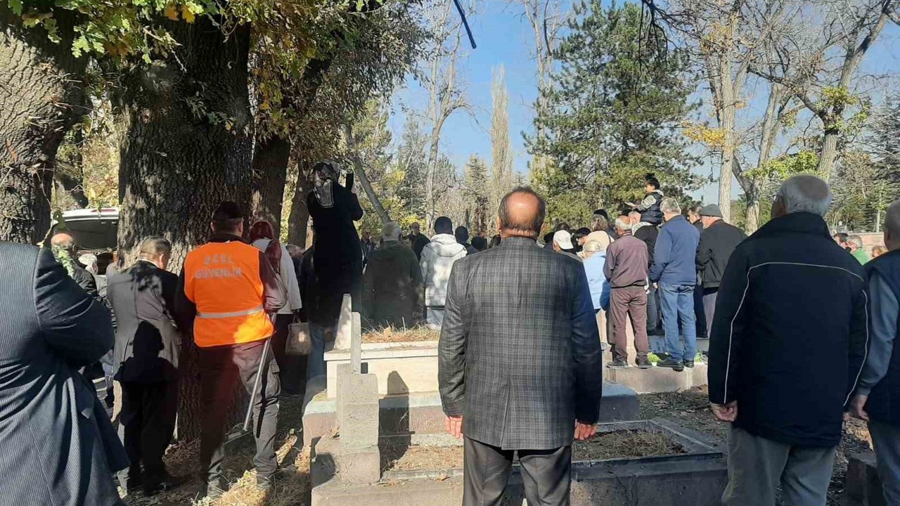 Ünlü şarkıcı Muazzez Abacı Ankara’da defnedildi
