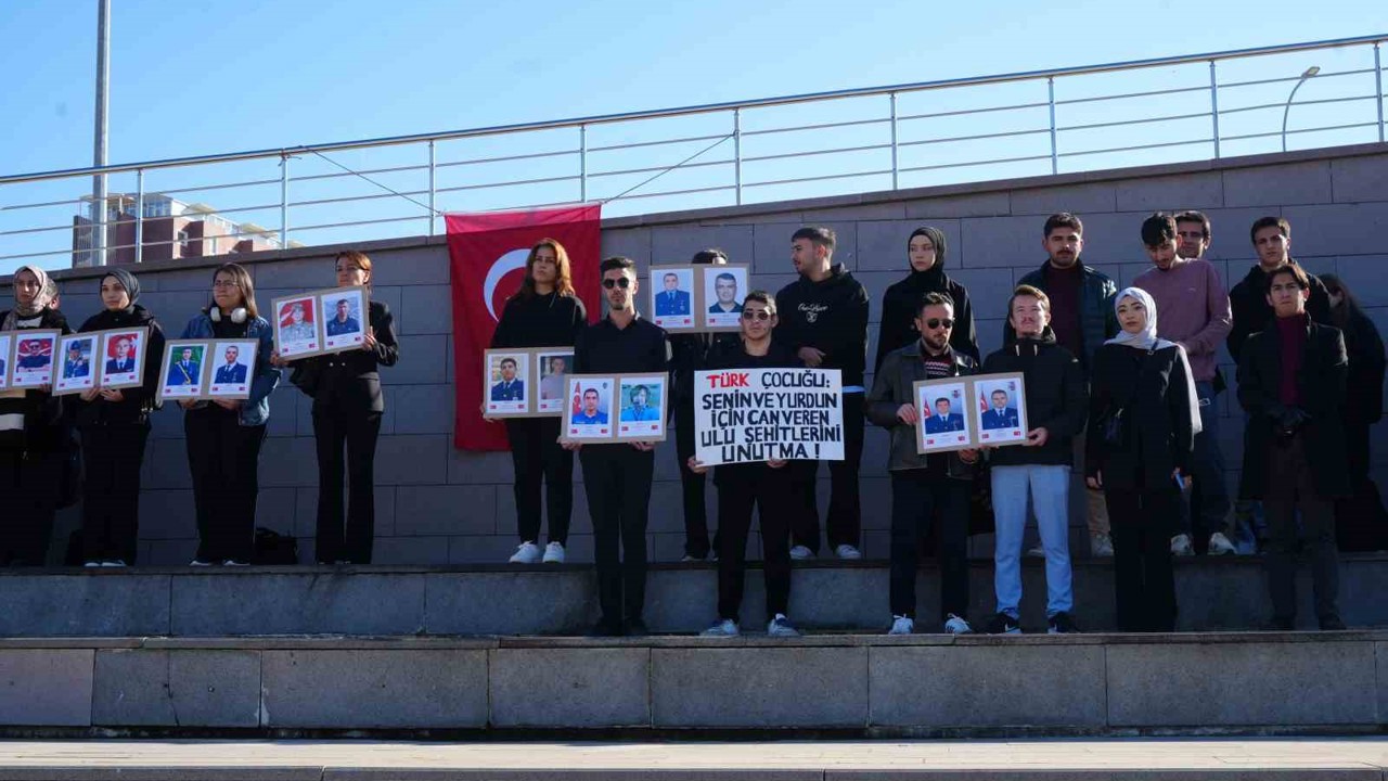 Üniversite öğrencileri şehitleri dualarla andı
