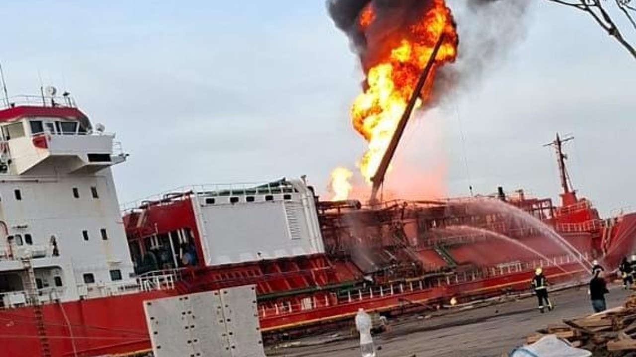 Türk tanker gemisi Ukrayna limanında vuruldu: Mürettebat sağ salim kurtuldu
