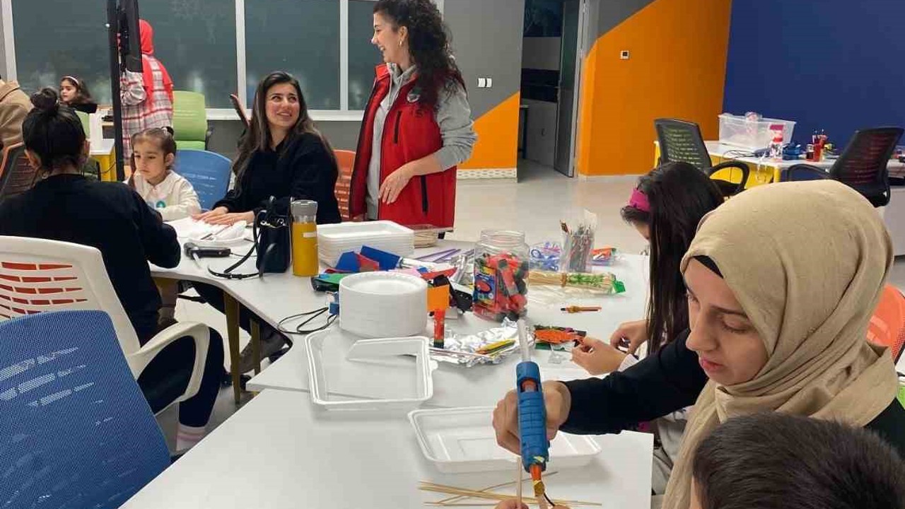 Büyükşehirden ara tatilde bilim şöleni: Çocuklar bilimle buluştu
