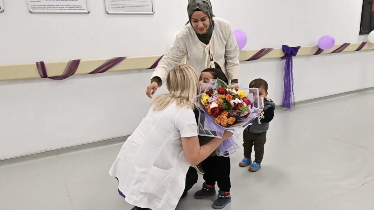 Prematüre doğan Oğuzhan’dan hayatını kurtaran doktora ziyaret
