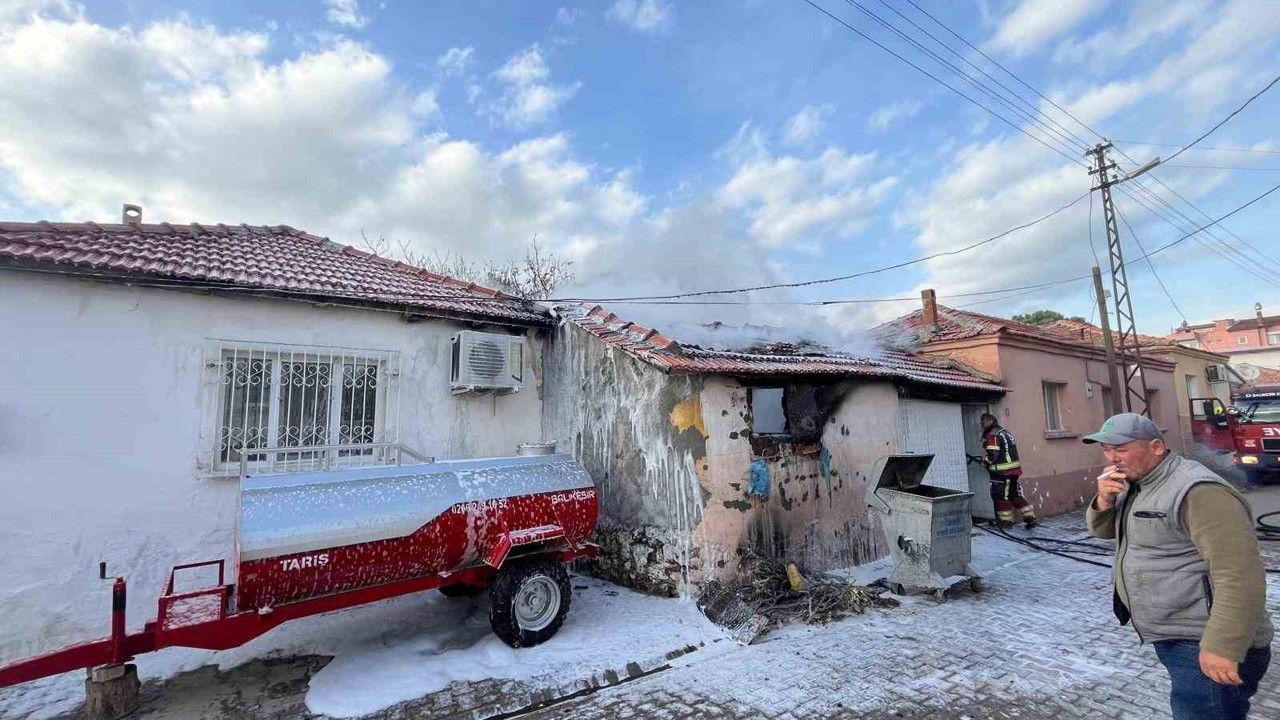 Balıkesir’de depoda yangın
