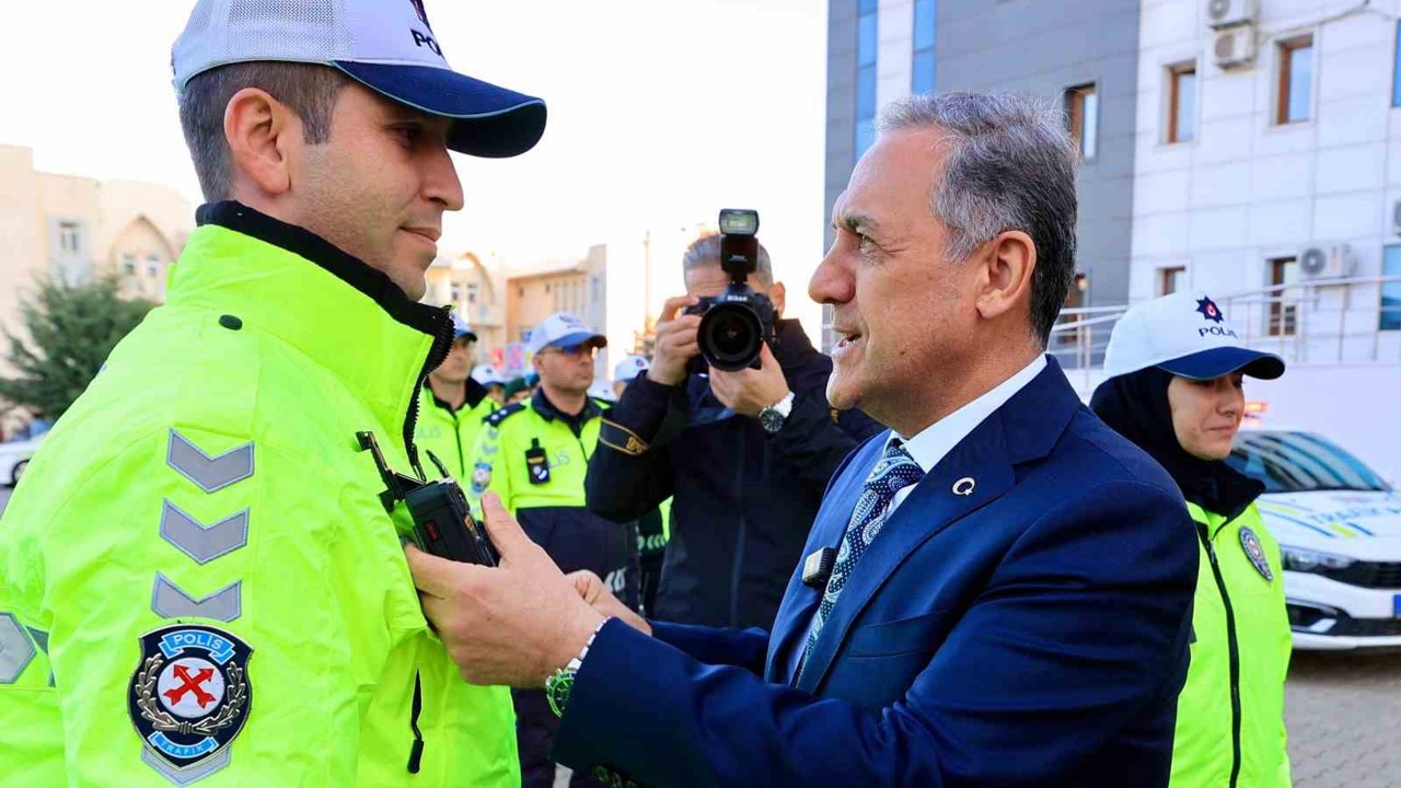 Bingöl’de trafik ekiplerine yüz tanıma sistemine sahip 90 yaka kamerası tahsis edildi
