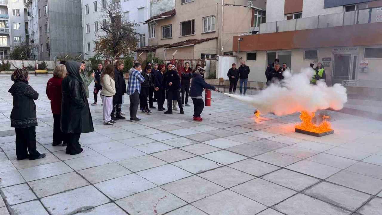 Yurt personeline uygulamalı yangın eğitimi
