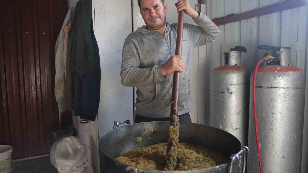 Kara kazanda pişen zeytinyağlı defne sabunu Türkiye’nin dört bir yanından rağbet görüyor
