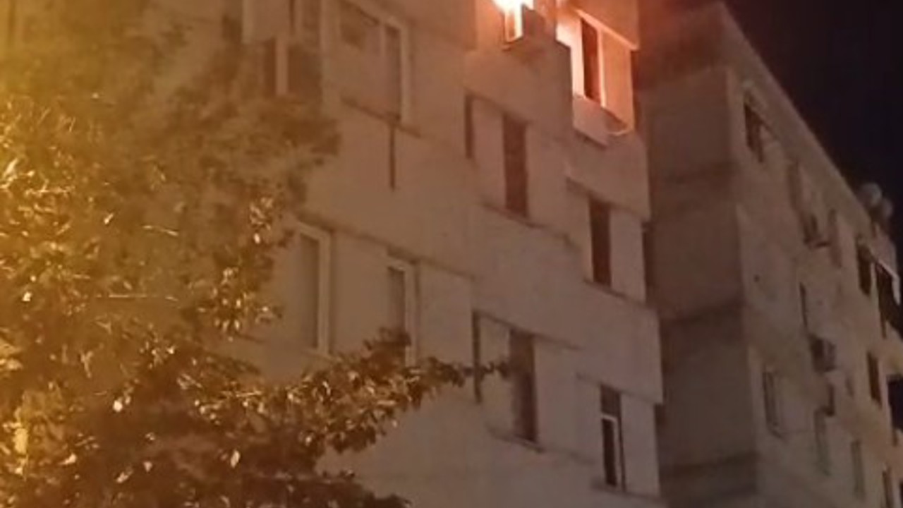 Antalya’da apartman dairesi alev alev yandı
