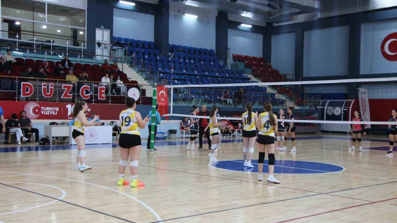 Düzce küçük kızlar voleybol müsabakaları başladı

