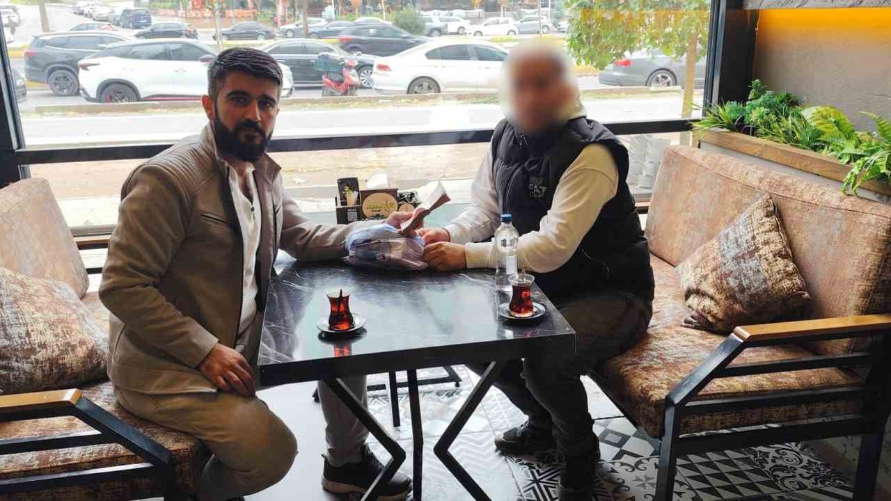 Babasından aldığı öğütle taksisinde unutulan 230 bin lirayı sahibine teslim etti
