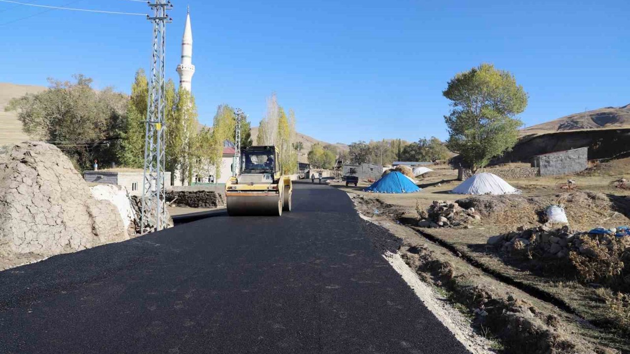 Ağrı’da köy yolları güçleniyor
