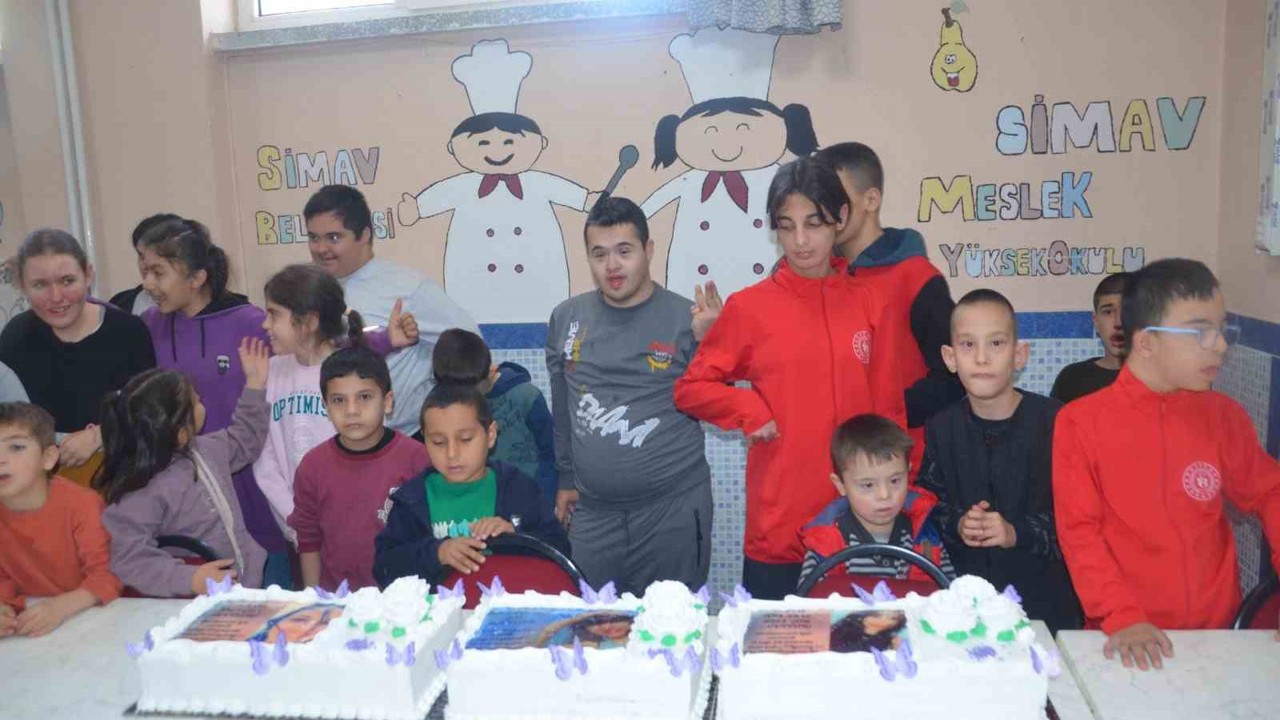 Özel öğrenciler Yeşim Akbaş’ı doğum gününde andı
