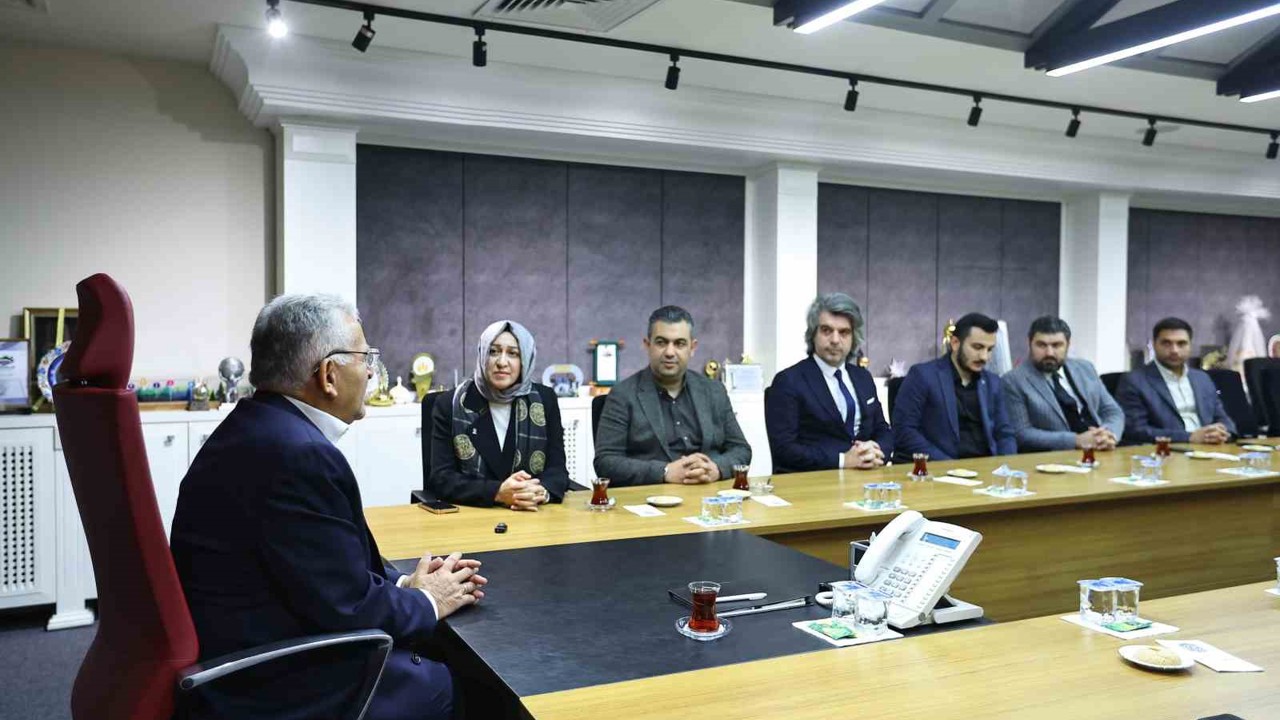 Başkan Büyükkılıç, Kayseri’nin ilk kadın ilçe başkanı Kahraman ve yönetimini ağırladı
