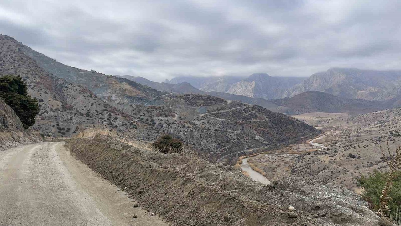 Göçük altında kalan işçiyi kurtarma çalışmaları sürüyor
