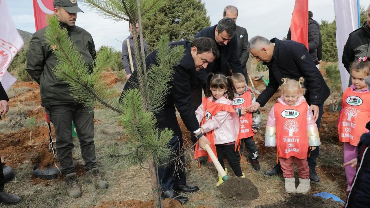 Kütahya’da hatıra ormanına 2 bin fidan dikildi

