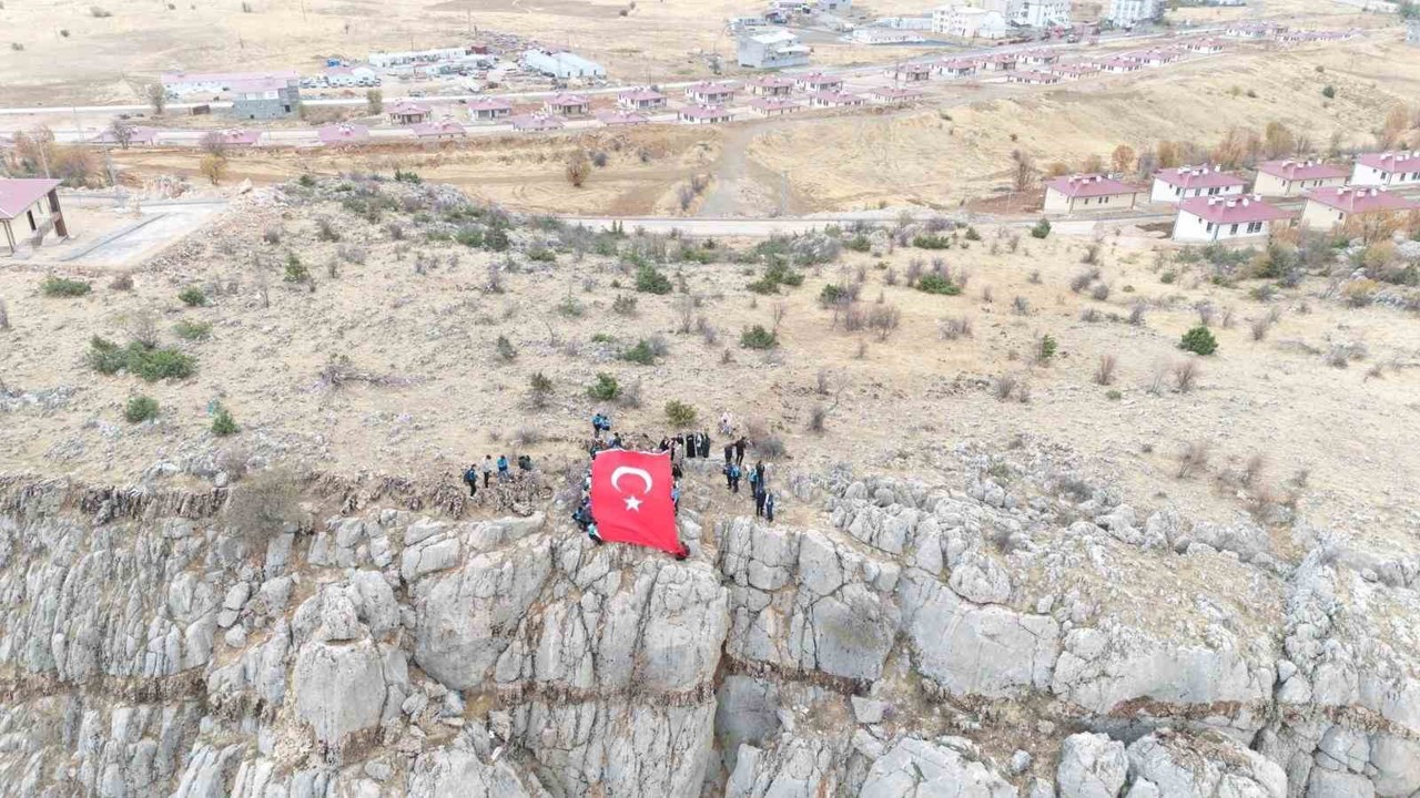 Dağların zirvesinde gençlik buluşması
