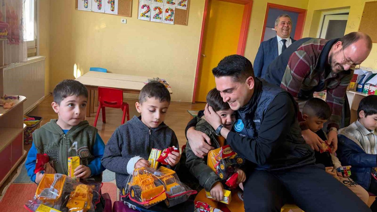 İzmir’de Ülkü Ocakları’ndan eğitime destek

