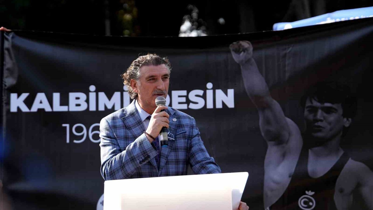 Naim Süleymanoğlu kabri başında anıldı
