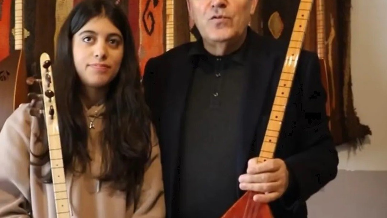 Güzel Sanatlar lisesini kazanan öğrenciye Başkan Demir’den 2 bağlama saz hediye
