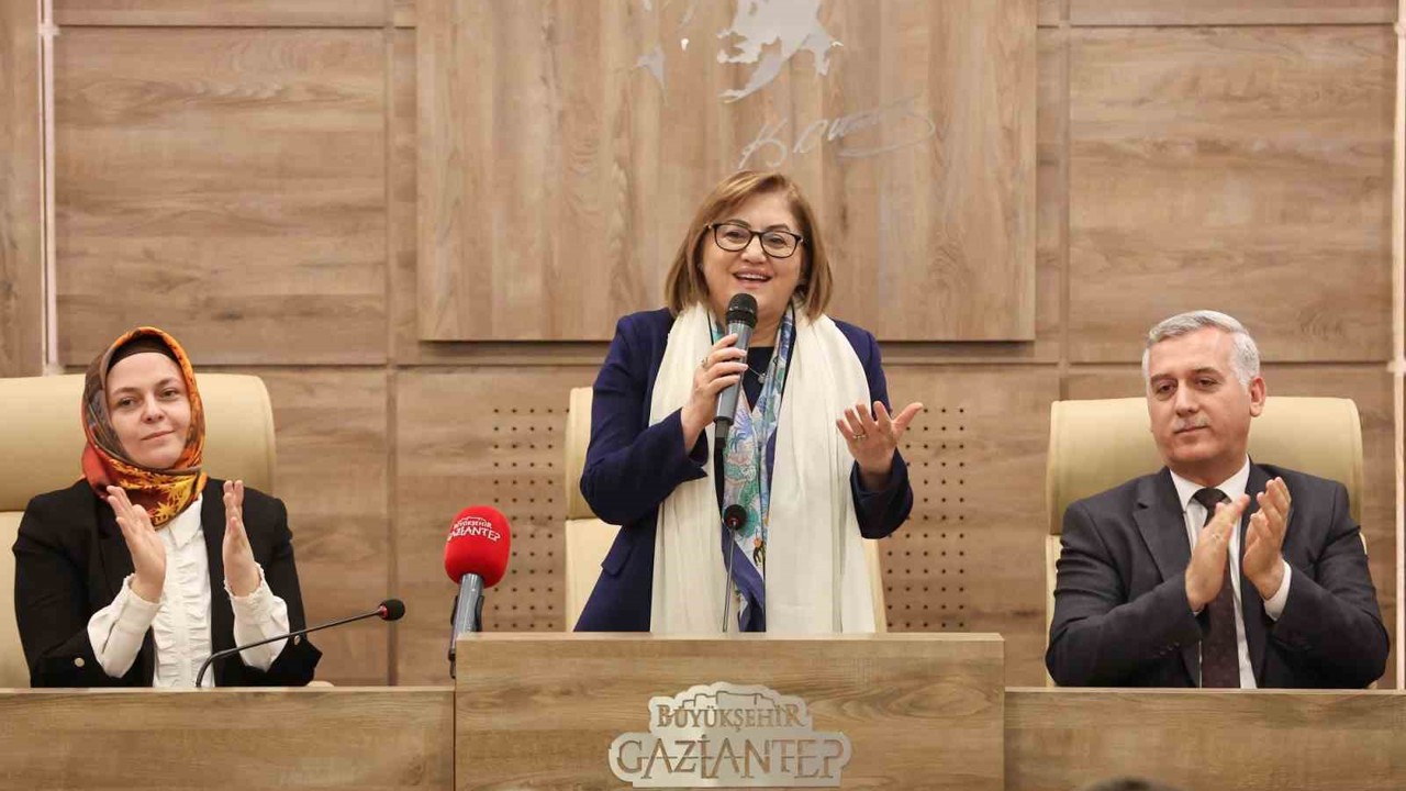 Umreden dönen ikinci kafile, Fatma Şahin ile bir araya geldi
