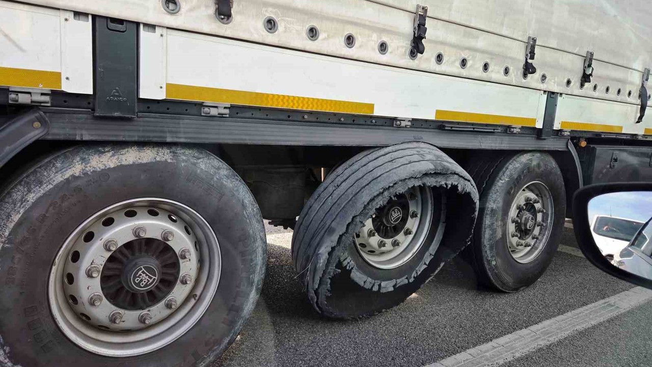 Lastiği parçalanan tırın tehlikeli yolculuğu
