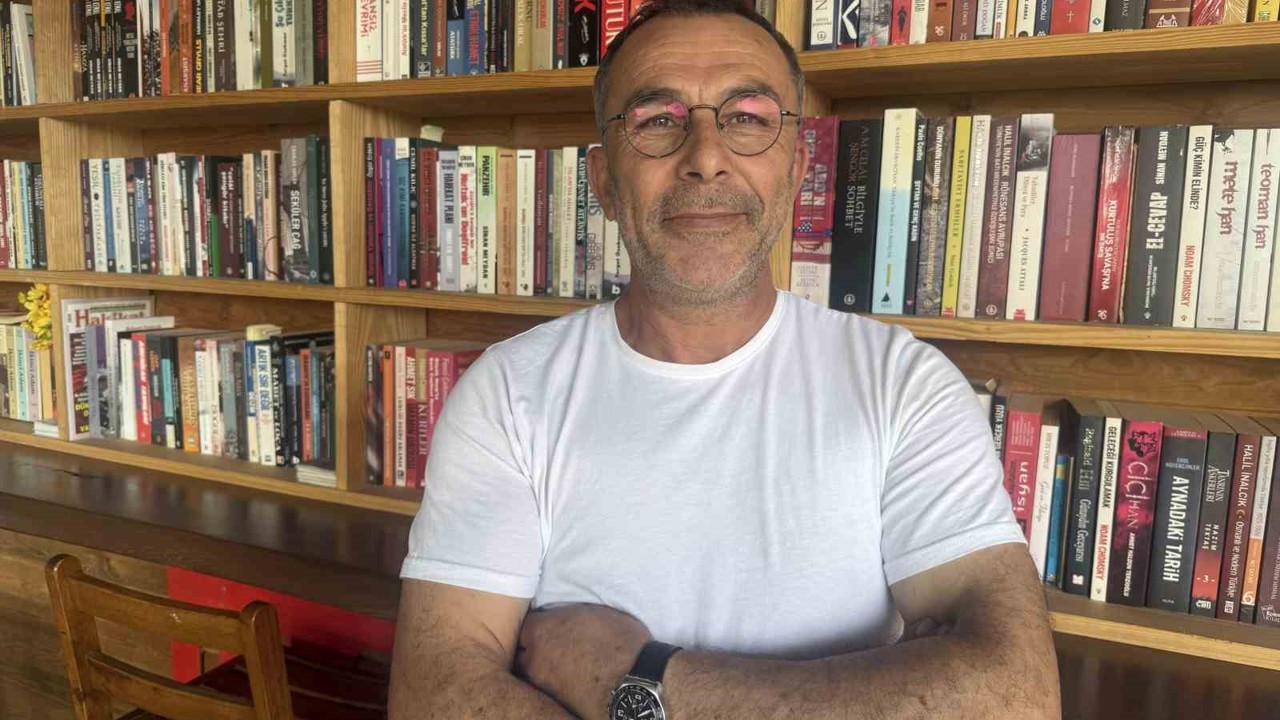 İşlettiği büfede 800 eserlik kütüphane kurdu
