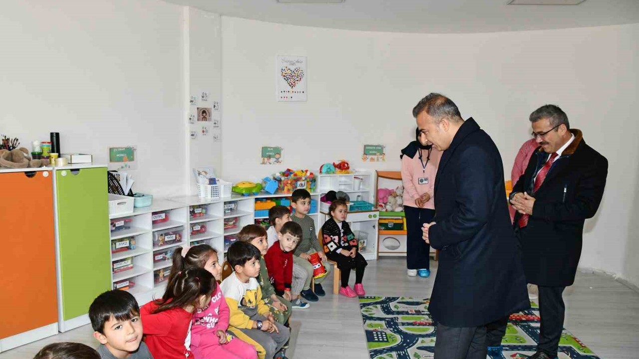 Vali Çiçek, anaokulunu ziyaret etti
