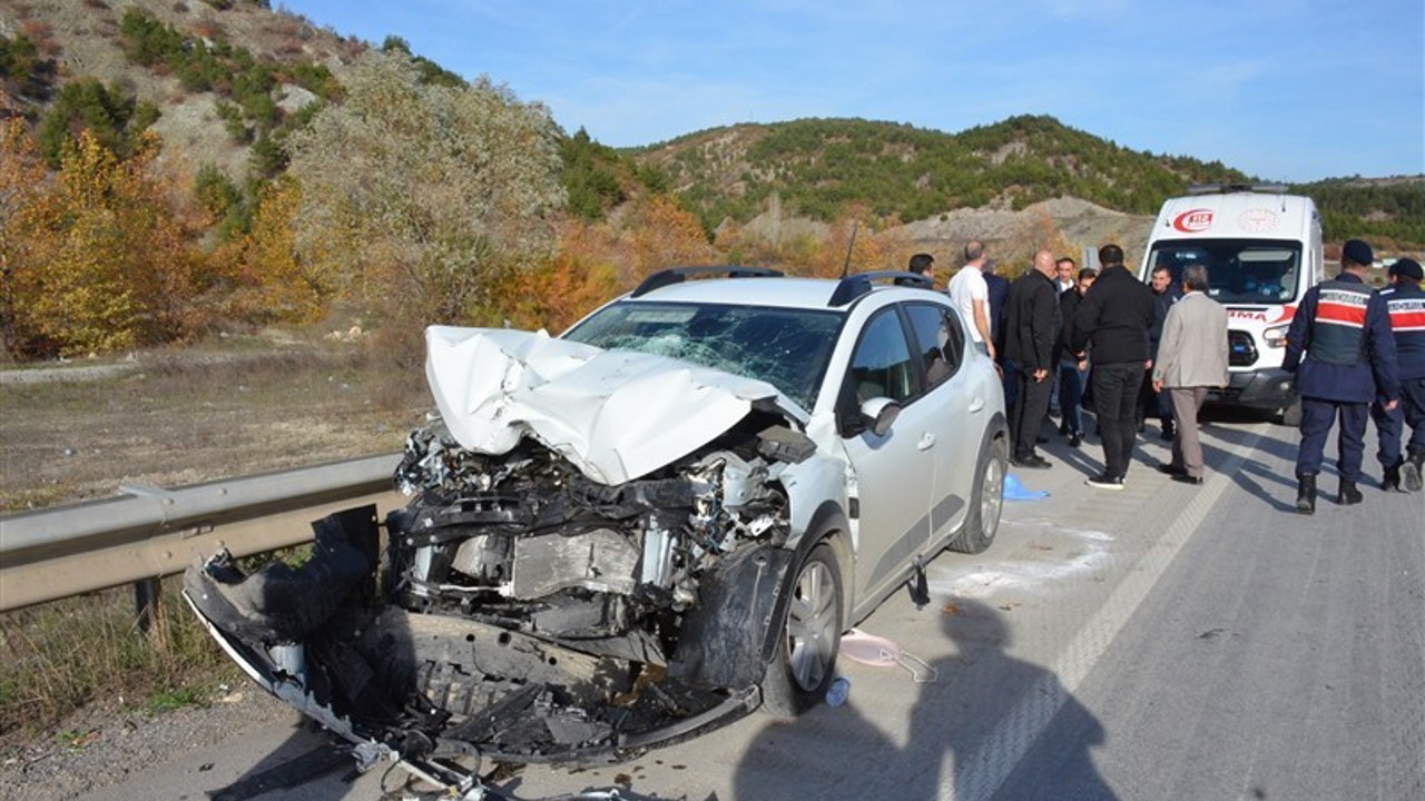 Amasya’da otomobil ile kamyon çarpıştı: 3 yaralı
