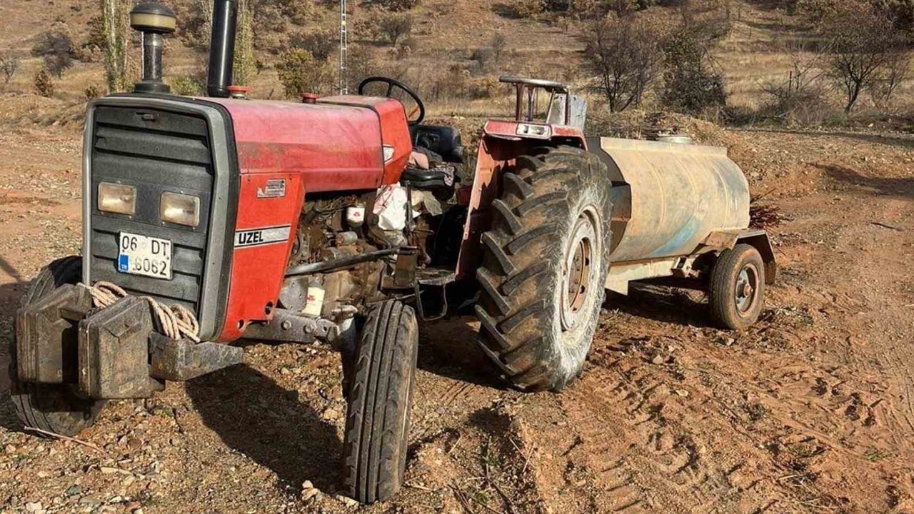 Fren boşalan traktörü durdurmak isterken yaralandılar
