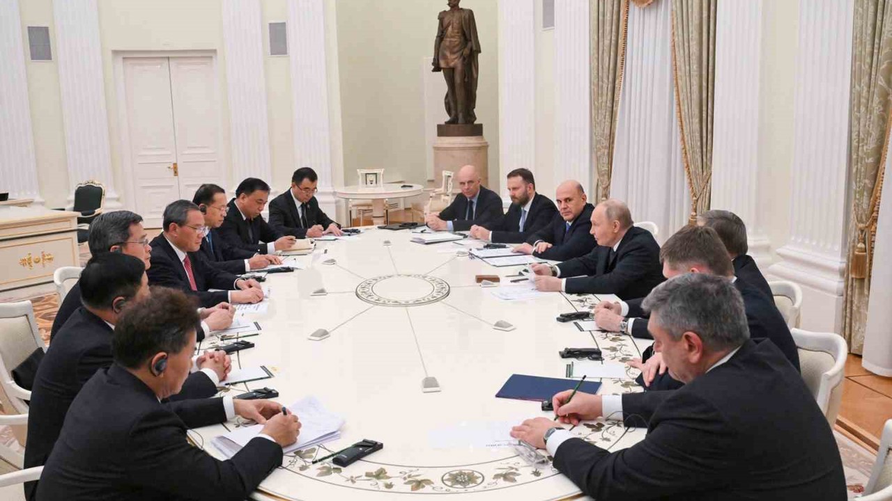 Putin, Çin Başbakanı Li ile bir araya geldi
