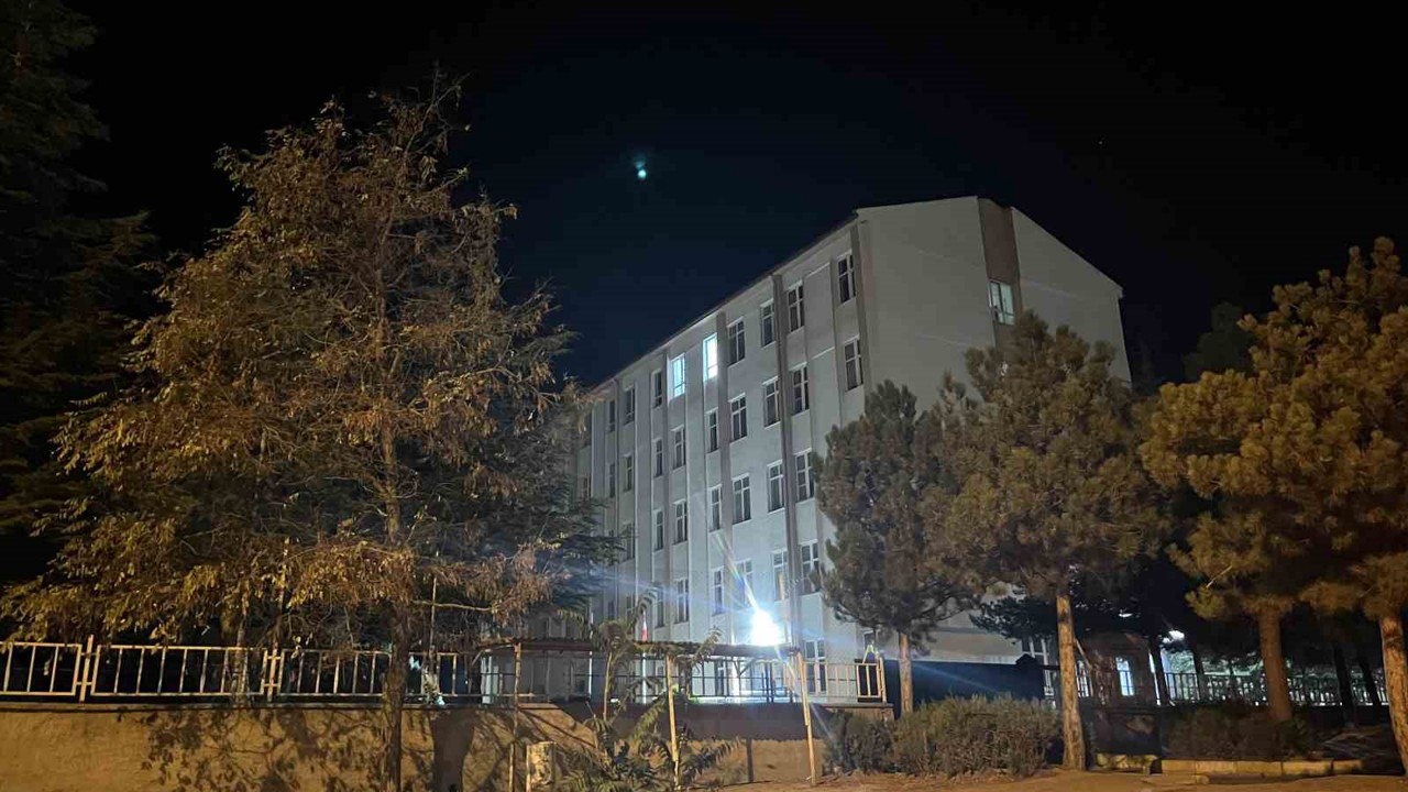 Niğde’de 6 öğrenci yedikleri pastadan sonra hastanelik oldu
