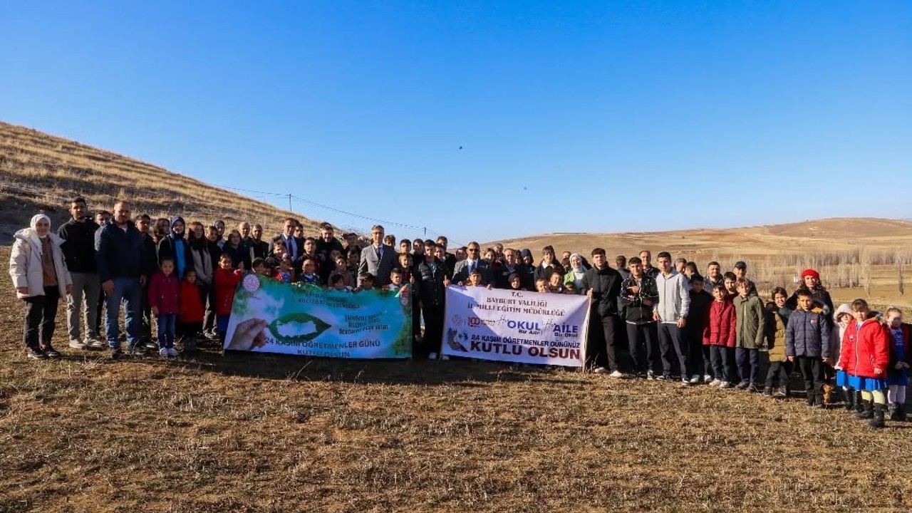 Bayburt’ta öğrenciler ve öğretmenler 300 fidanı toprakla buluşturdu
