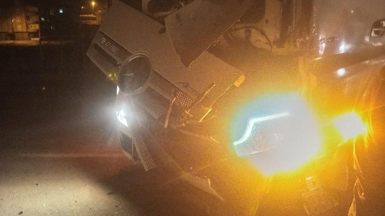 Hakkari’de tır ile minibüs çarpıştı: 1 yaralı
