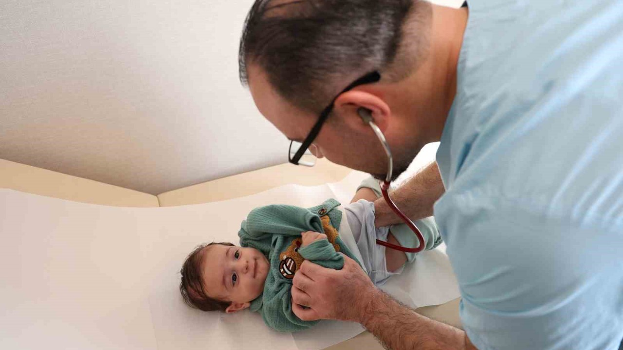 Anne karnında böbreği şişen bebek, 1 aylıkken ameliyatla sağlığına kavuştu
