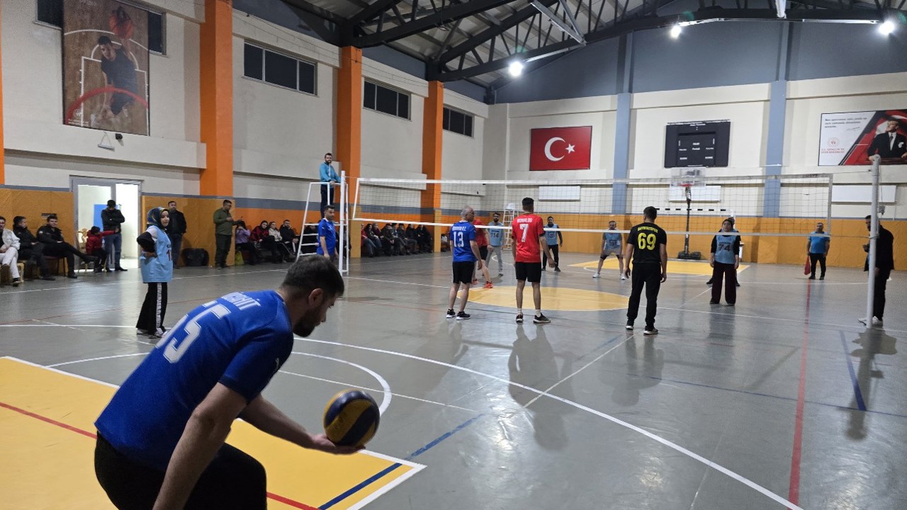 Yüksekova’da 24 kasım öğretmenler günü voleybol turnuvası başladı
