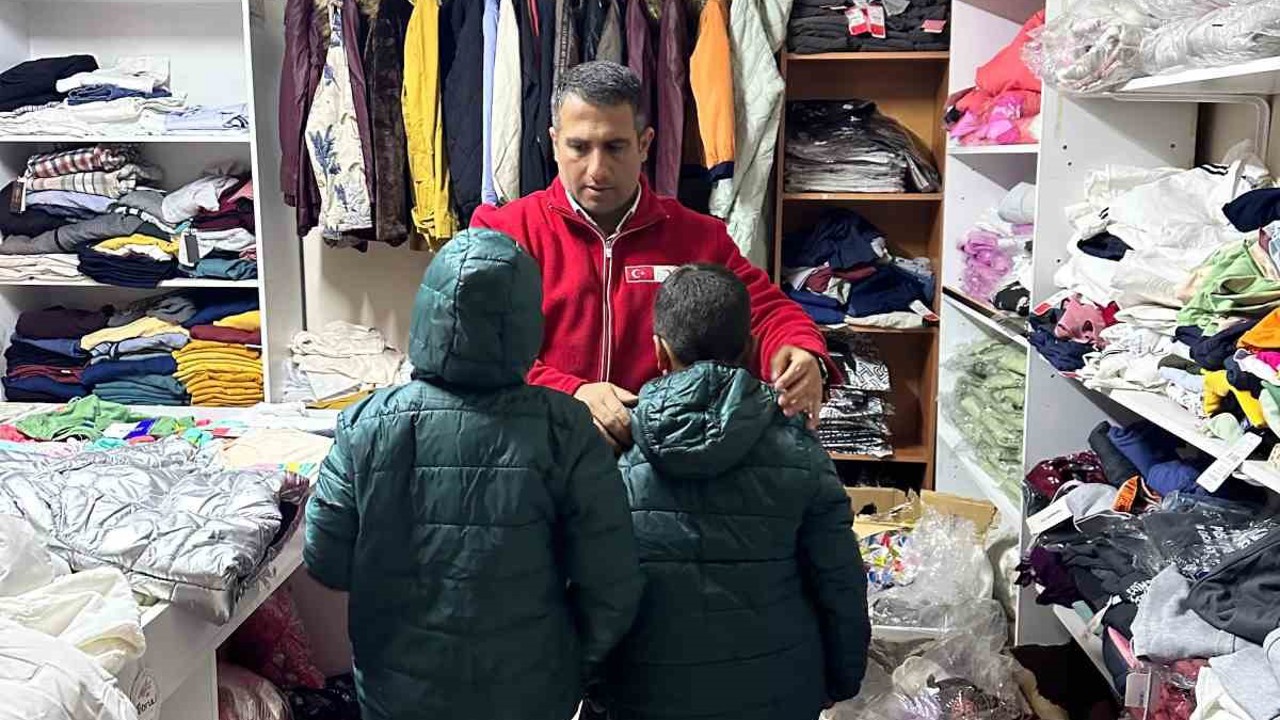 Muradiye’de Kızılay’dan kışlık giyim desteği
